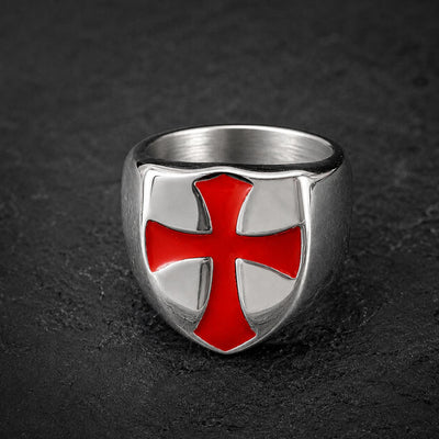 Bague des Croisades en acier inoxydable argenté avec croix rouge vue de face