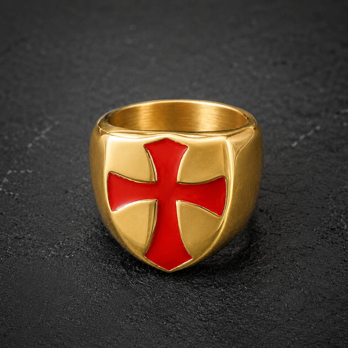 Bague des Croisades en acier inoxydable doré avec croix rouge vue de face