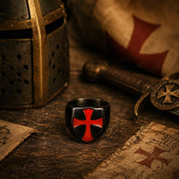 Bague des Croisades en acier inoxydable noir avec croix rouge dans un décor médiéval