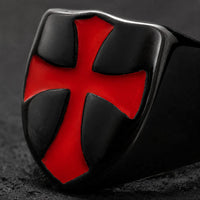 Bague des Croisades en acier inoxydable noir avec croix rouge en gros plan