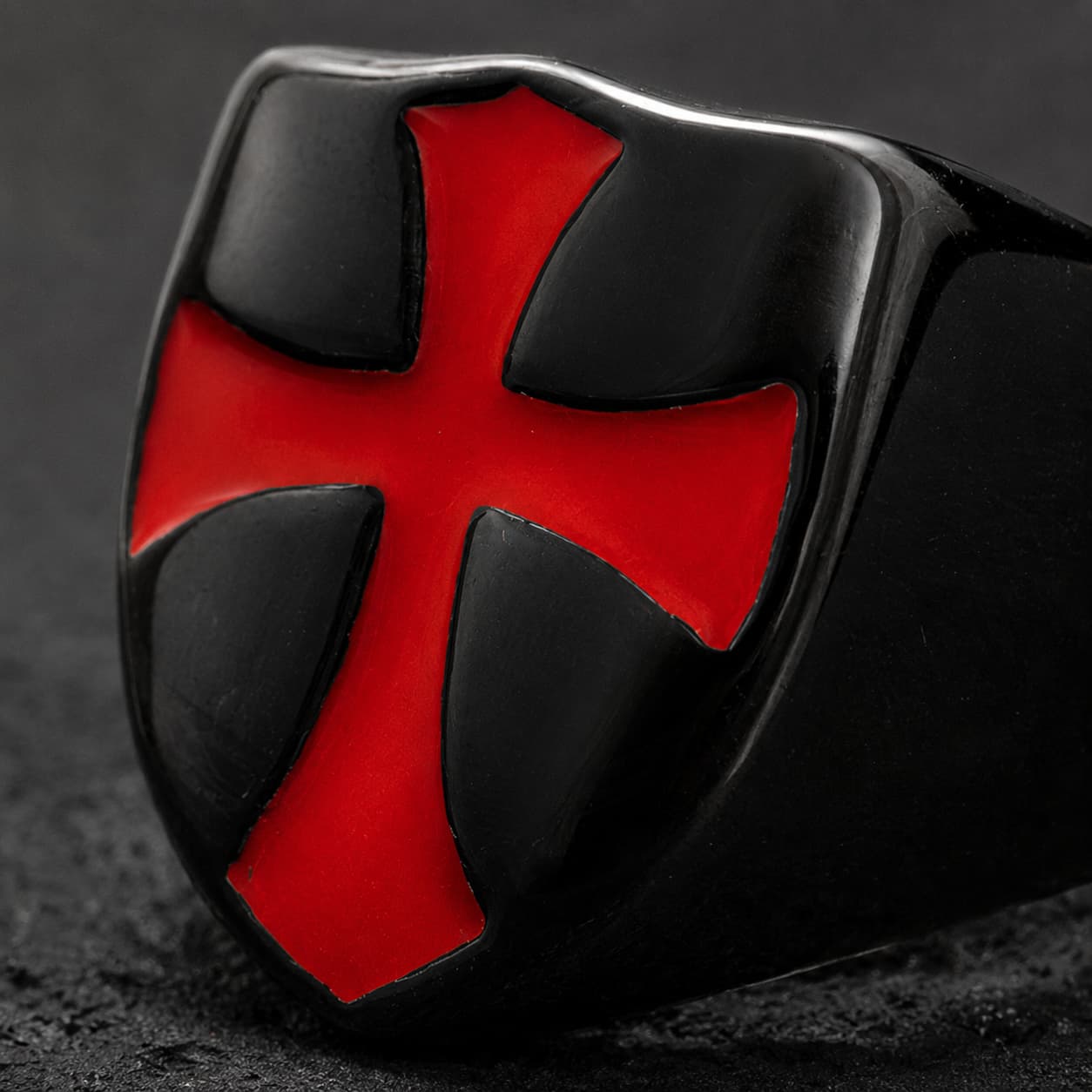 Bague des Croisades en acier inoxydable noir avec croix rouge en gros plan