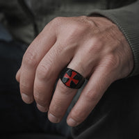 Bague des Croisades en acier inoxydable noir portée sur la main avec croix rouge