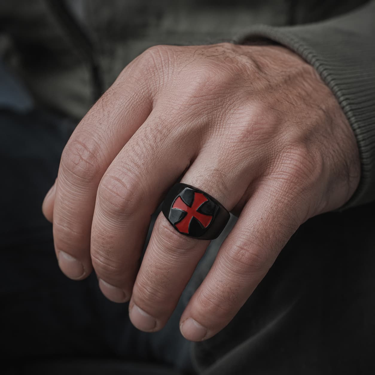 Bague des Croisades en acier inoxydable noir portée sur la main avec croix rouge