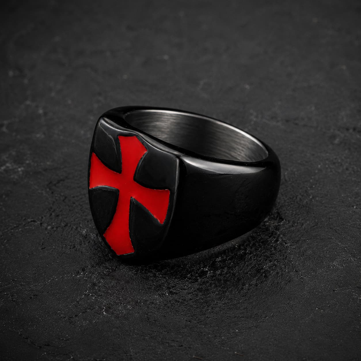Bague des Croisades en acier inoxydable noir avec croix rouge vue en angle