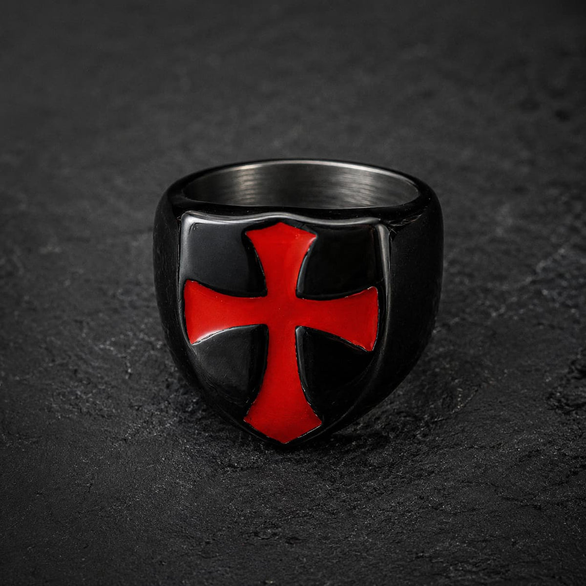 Bague des Croisades en acier inoxydable noir avec croix rouge vue de face