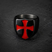 Bague des Croisades en acier inoxydable noir avec croix rouge vue de face