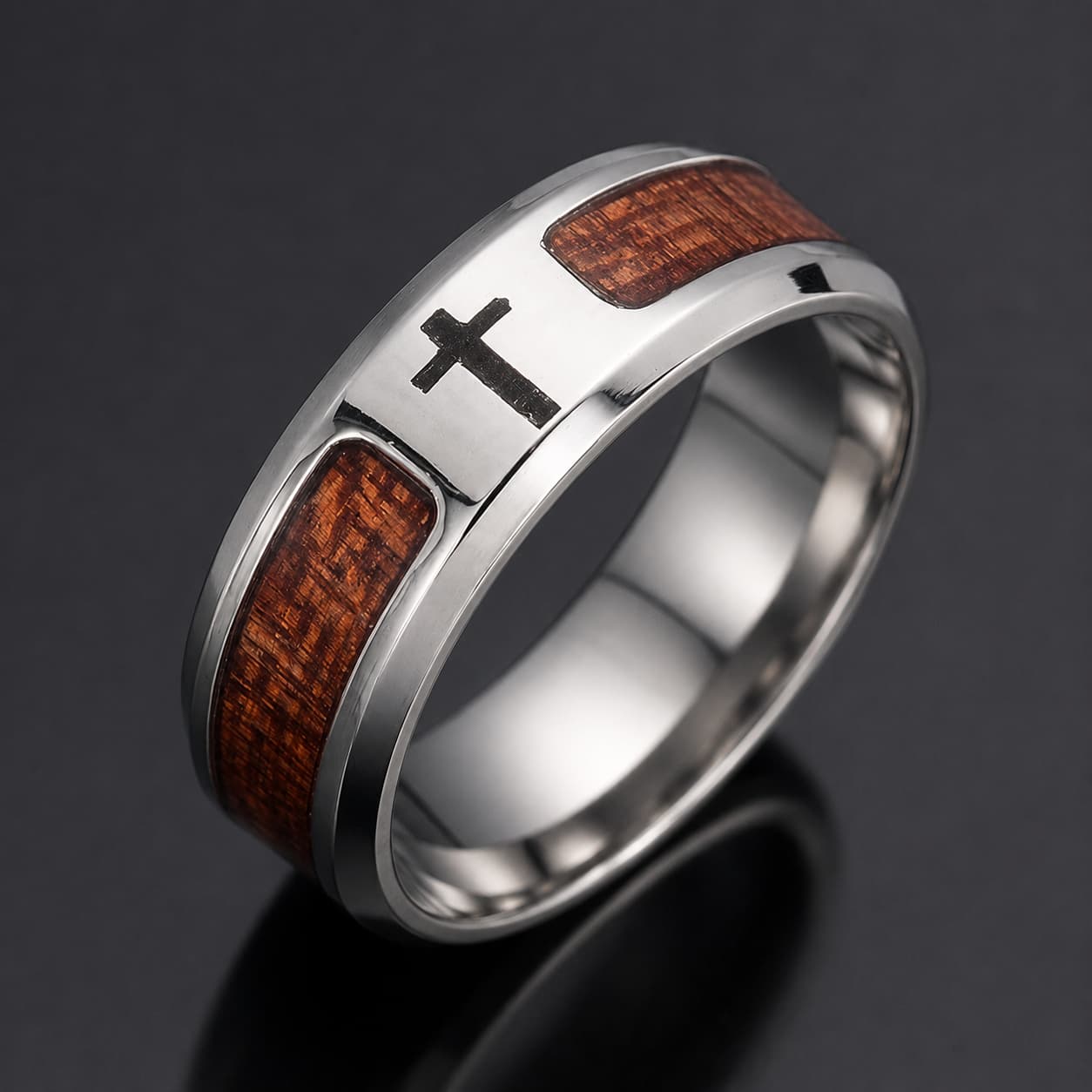 Bague du Dévot en acier inoxydable avec insert bois brun et croix noire vue en angle