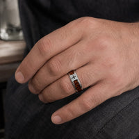 Bague du Dévot en acier inoxydable portée à la main avec insert bois brun et croix noire