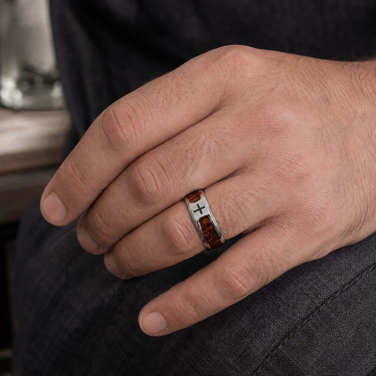 Bague du Dévot en acier inoxydable portée à la main avec insert bois brun et croix noire