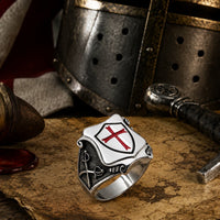 Bague du Bouclier Templier en acier inoxydable présentée dans un décor médiéval