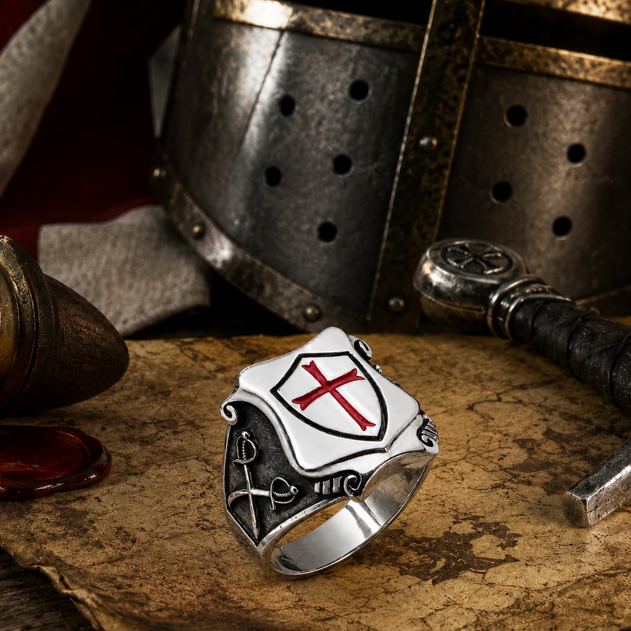 Bague du Bouclier Templier en acier inoxydable présentée dans un décor médiéval
