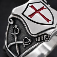 Bague du Bouclier Templier en acier inoxydable en gros plan avec croix rouge et épées