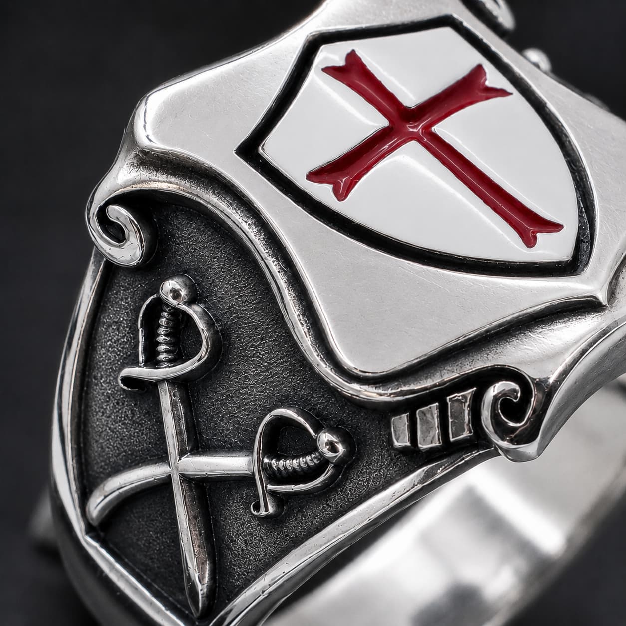 Bague du Bouclier Templier en acier inoxydable en gros plan avec croix rouge et épées