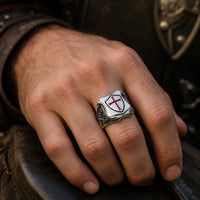Bague du Bouclier Templier en acier inoxydable portée à la main par un homme