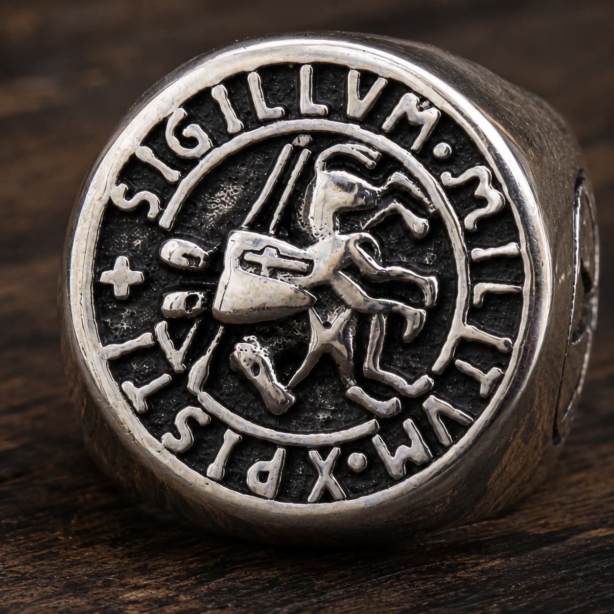 Gros plan de la Bague du Chevalier en acier inoxydable avec sceau templier et inscription Sigillum Militum Xpisti