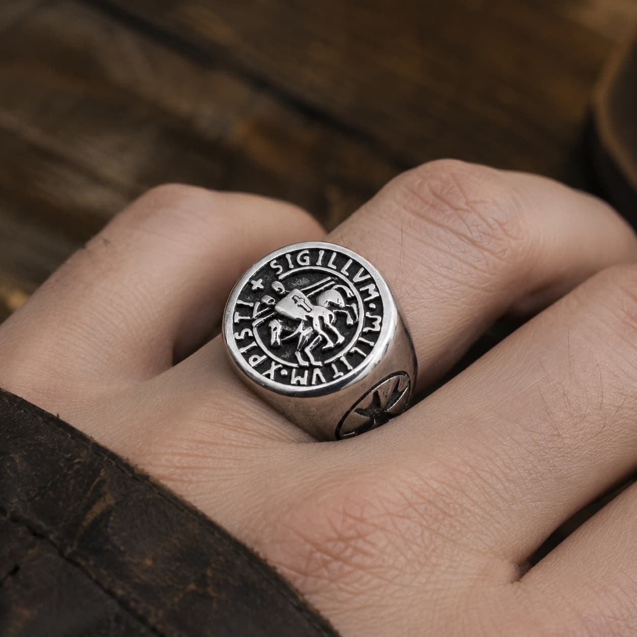 Bague du Chevalier en acier inoxydable portée à la main par un homme avec sceau templier