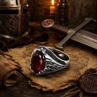 Bague du Commandeur en argent 925 sterling avec pierre rouge dans un décor templier