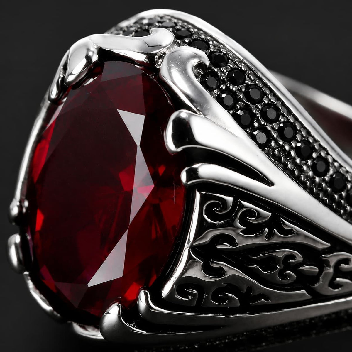 Gros plan de la Bague du Commandeur en argent 925 sterling avec pierre rouge facettée