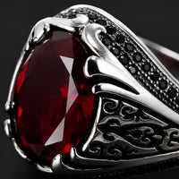 Gros plan de la Bague du Commandeur en argent 925 sterling avec pierre rouge facettée