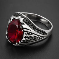 Bague du Commandeur en argent 925 sterling avec pierre rouge sur fond noir
