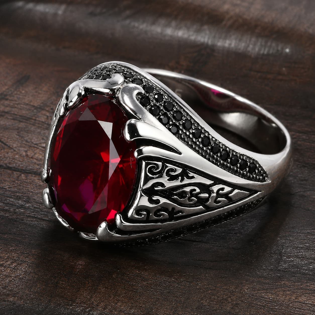 Bague du Commandeur en argent 925 sterling avec grande pierre rouge facettée et détails noirs