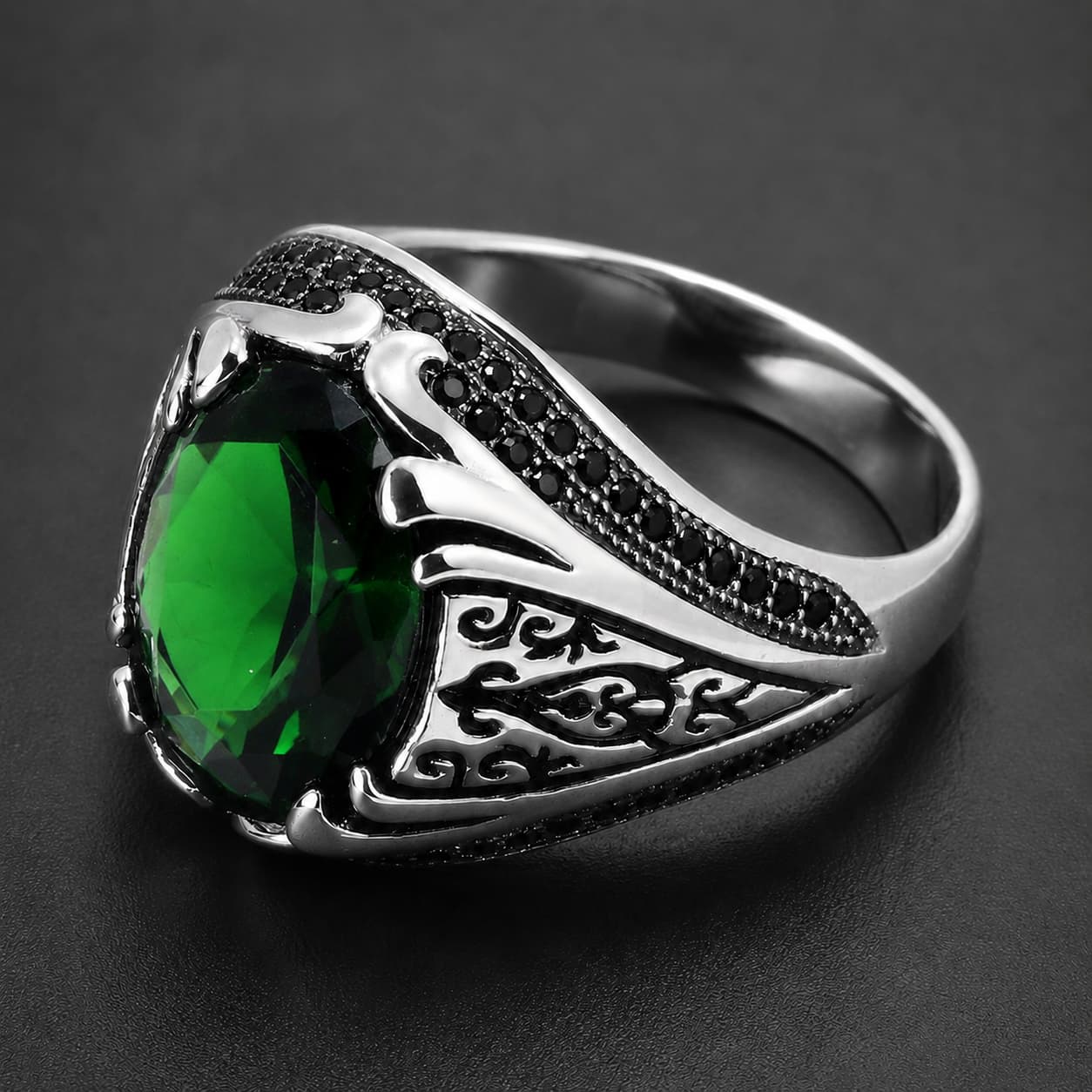 Bague du Commandeur en argent 925 sterling avec pierre verte facettée et ornements noirs