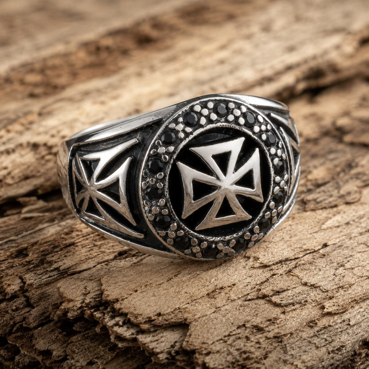 Bague du Commandeur Croisé en acier inoxydable avec croix templière sur bois clair texturé