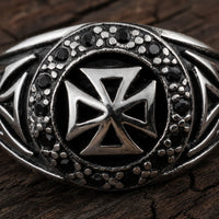 Gros plan de la Bague du Commandeur Croisé en acier inoxydable avec croix templière et pierres noires