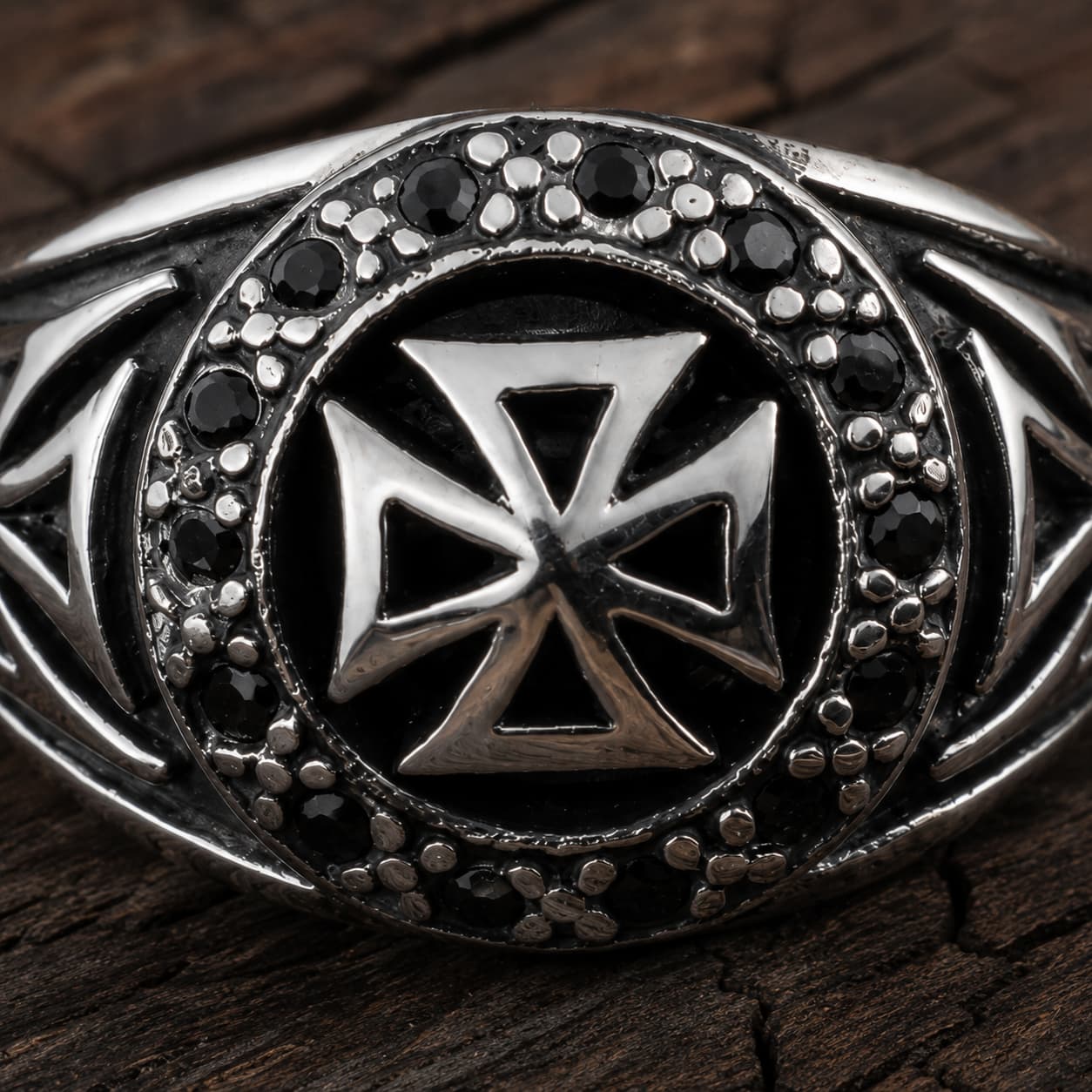 Gros plan de la Bague du Commandeur Croisé en acier inoxydable avec croix templière et pierres noires
