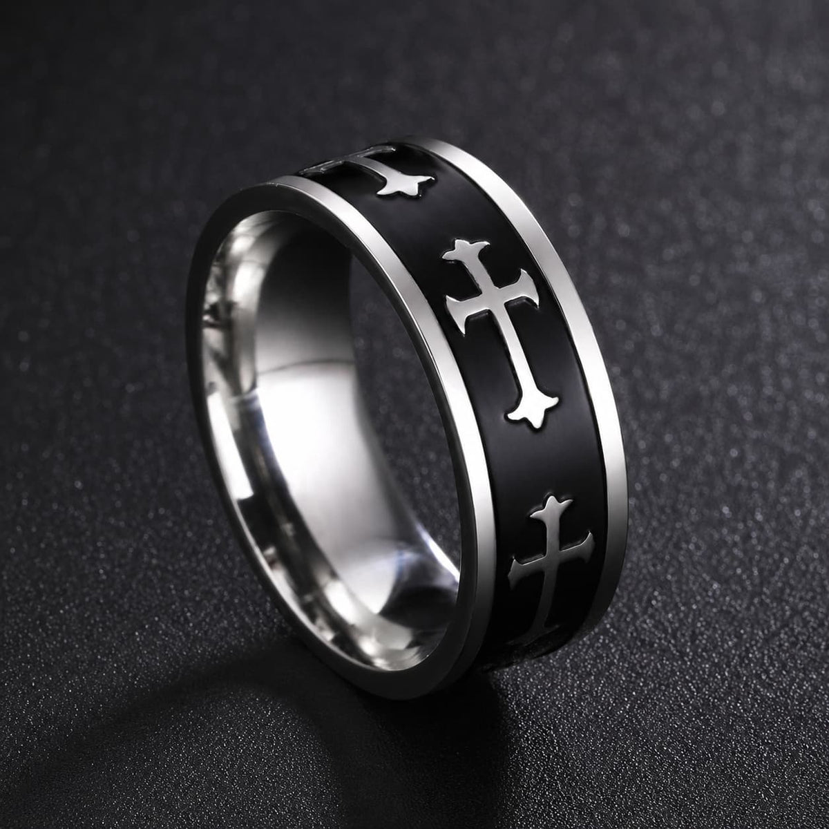 Bague du Défenseur de la Foi en acier inoxydable présentée dans un décor médiéval