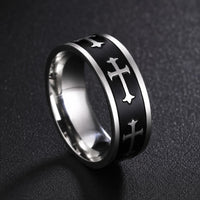 Bague du Défenseur de la Foi en acier inoxydable présentée dans un décor médiéval
