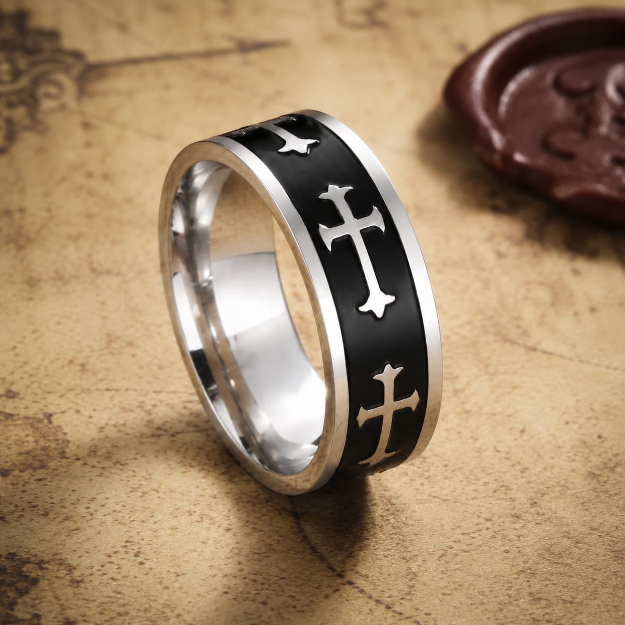 Bague du Défenseur de la Foi en acier inoxydable avec croix argentées posée sur pierre