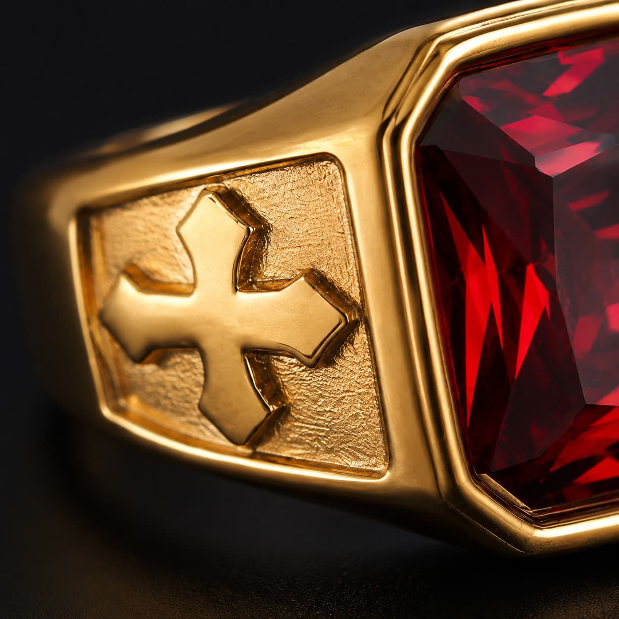 Détail de la Bague du Gardien du Trésor Templier en acier inoxydable avec croix dorée et pierre rouge