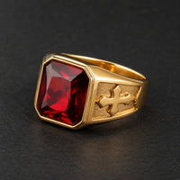 Bague du Gardien du Trésor Templier en acier inoxydable doré avec pierre rouge et croix templière