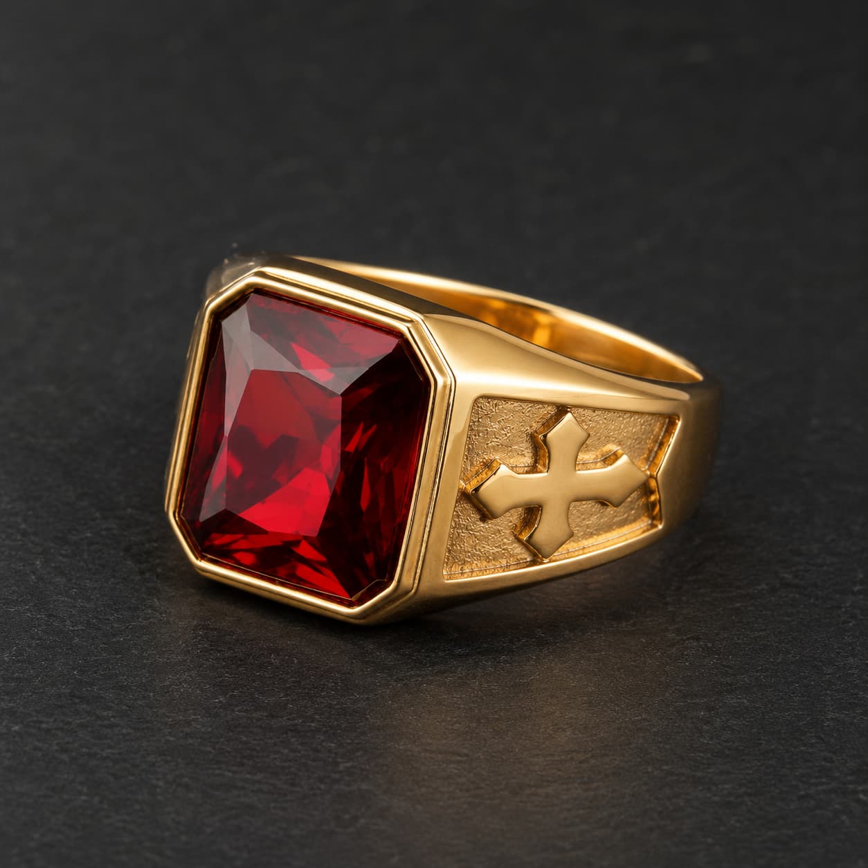 Bague du Gardien du Trésor Templier en acier inoxydable doré avec pierre rouge et croix templière