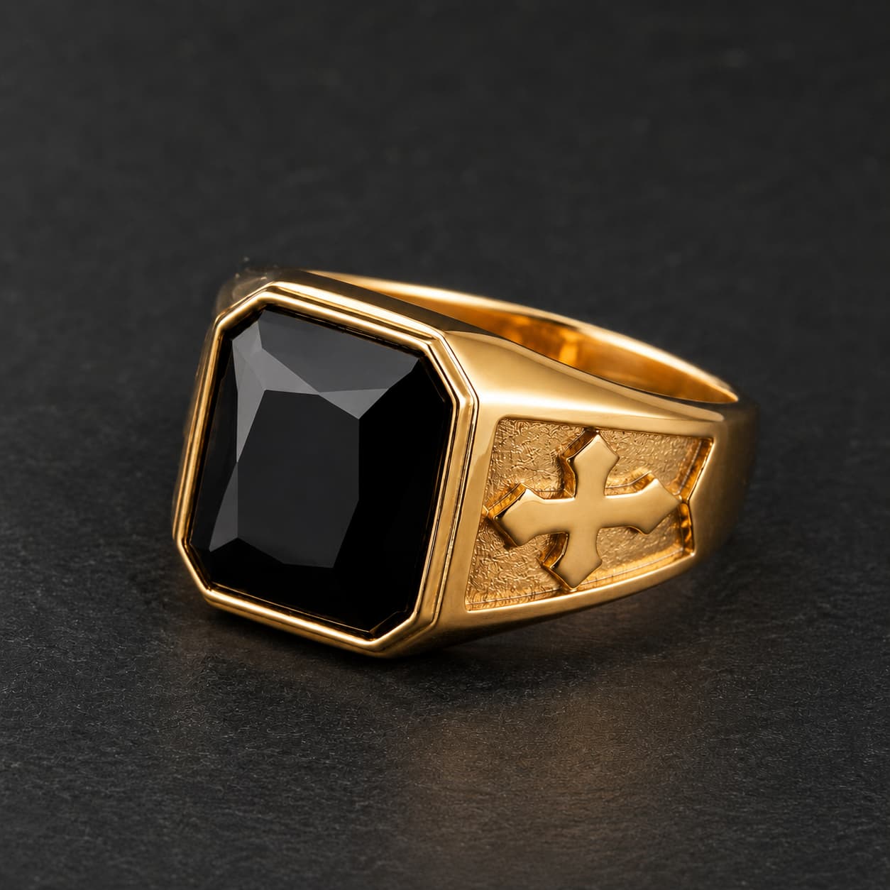 Bague du Gardien du Trésor Templier en acier inoxydable doré avec pierre noire et croix templière