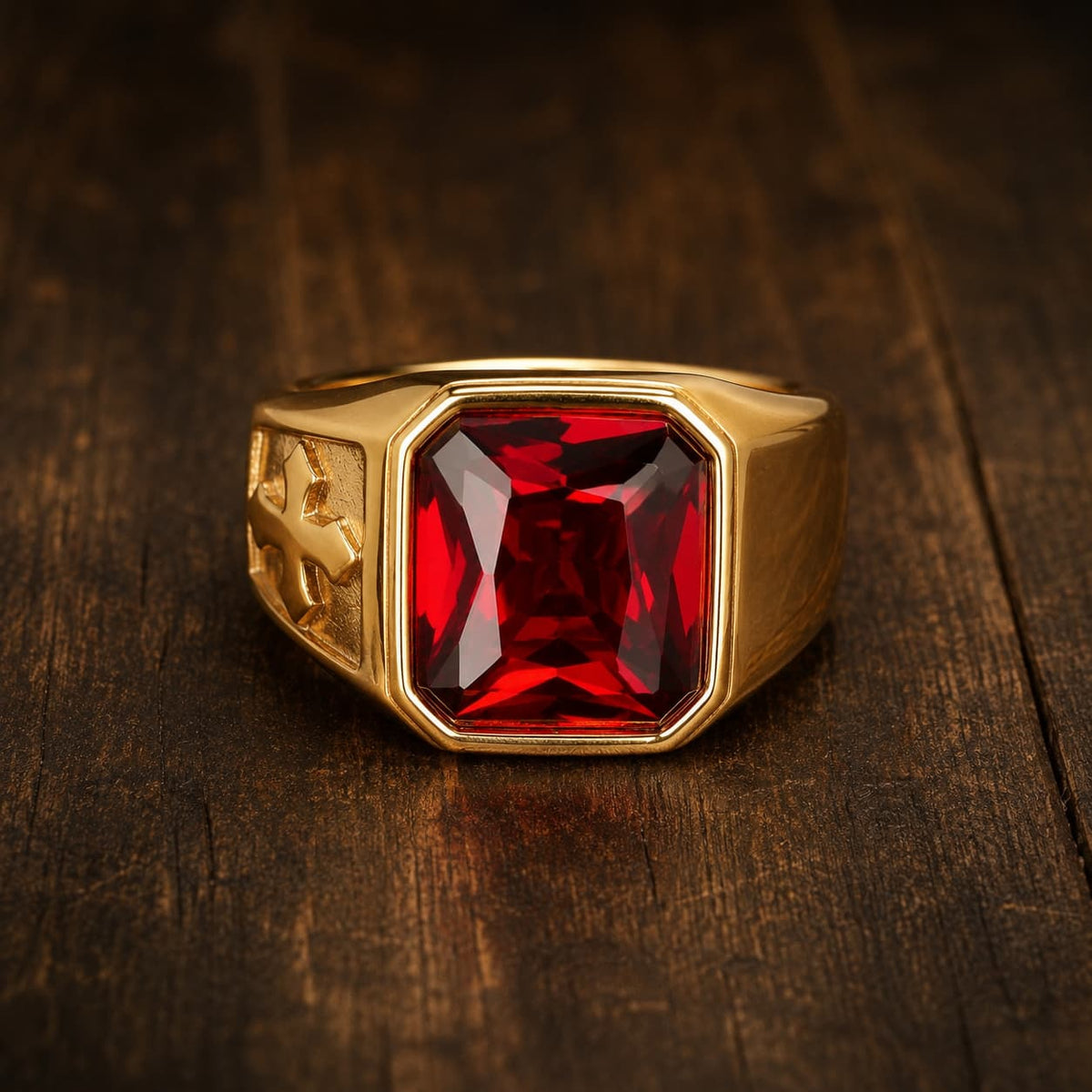 Bague du Gardien du Trésor Templier en acier inoxydable doré avec pierre rouge carrée