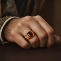 Bague du Gardien du Trésor Templier en acier inoxydable doré portée à la main avec pierre rouge