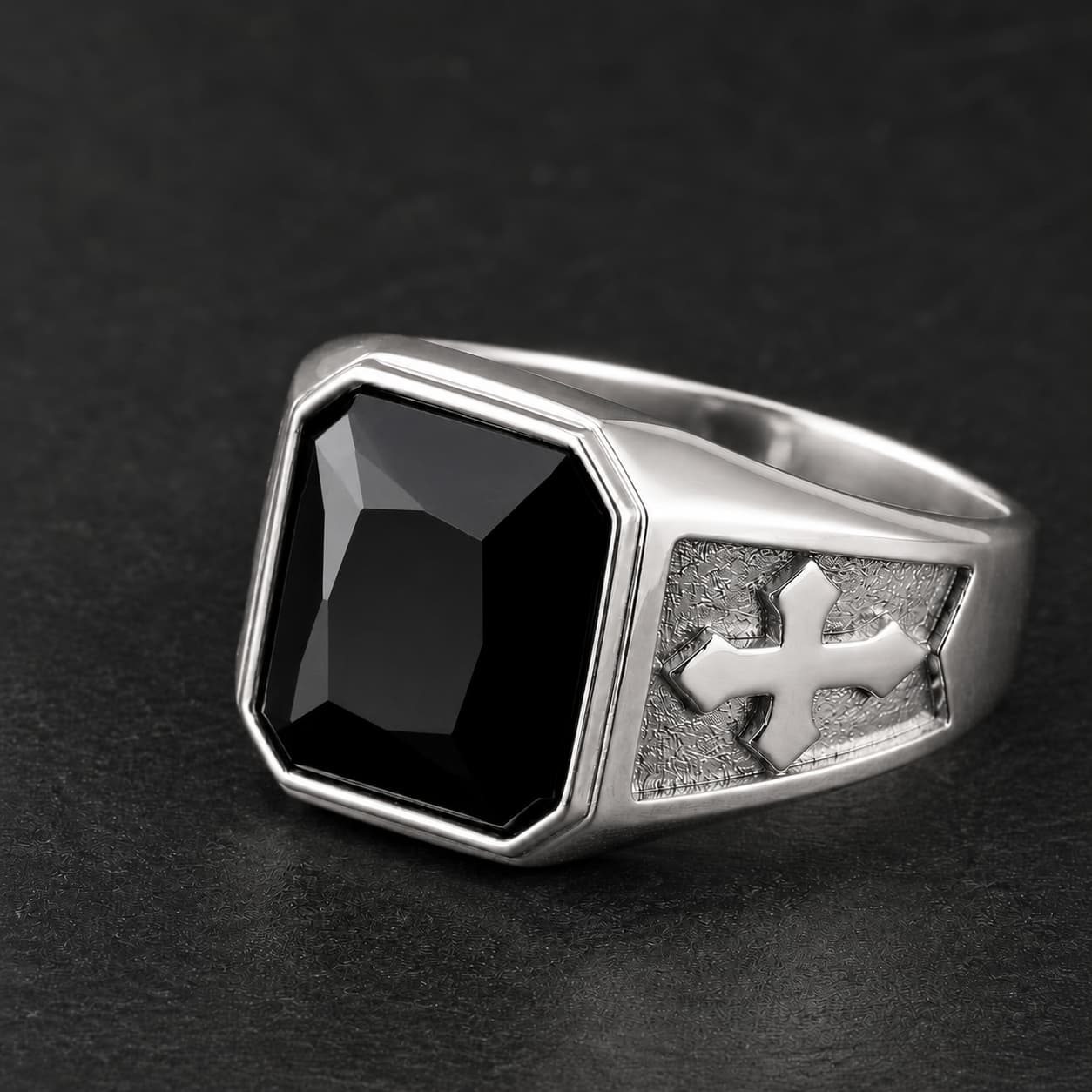 Bague du Gardien du Trésor Templier en acier inoxydable avec pierre noire carrée et croix latérale
