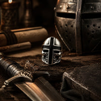 Bague du Guerrier du Jugement en acier inoxydable présentée dans un décor médiéval