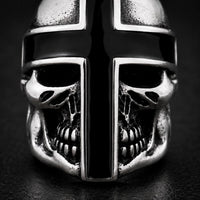 Détail de la Bague du Guerrier du Jugement en acier inoxydable avec croix noire sur crâne