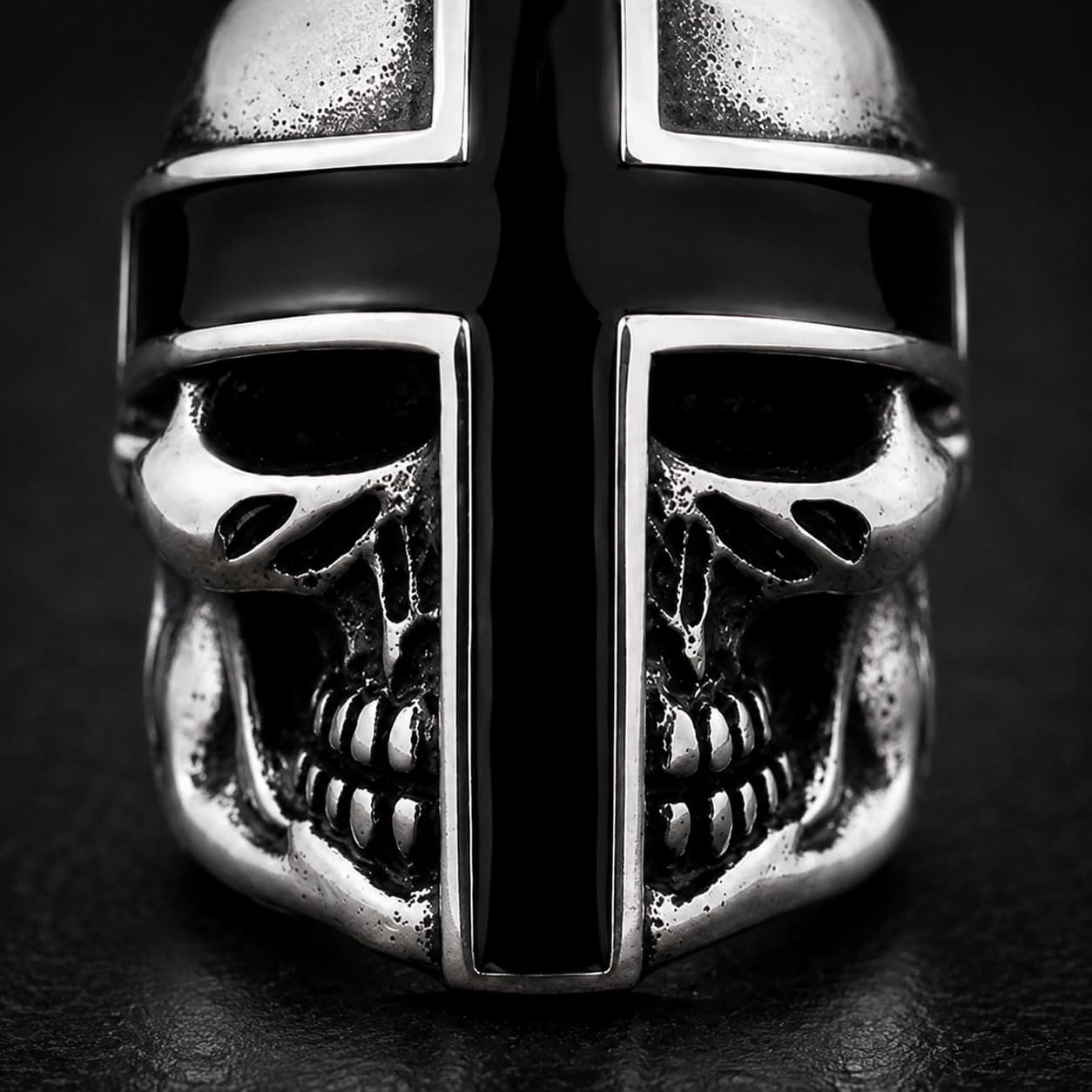 Détail de la Bague du Guerrier du Jugement en acier inoxydable avec croix noire sur crâne