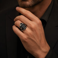 Bague du Guerrier du Jugement en acier inoxydable portée à la main avec tête de mort et croix noire