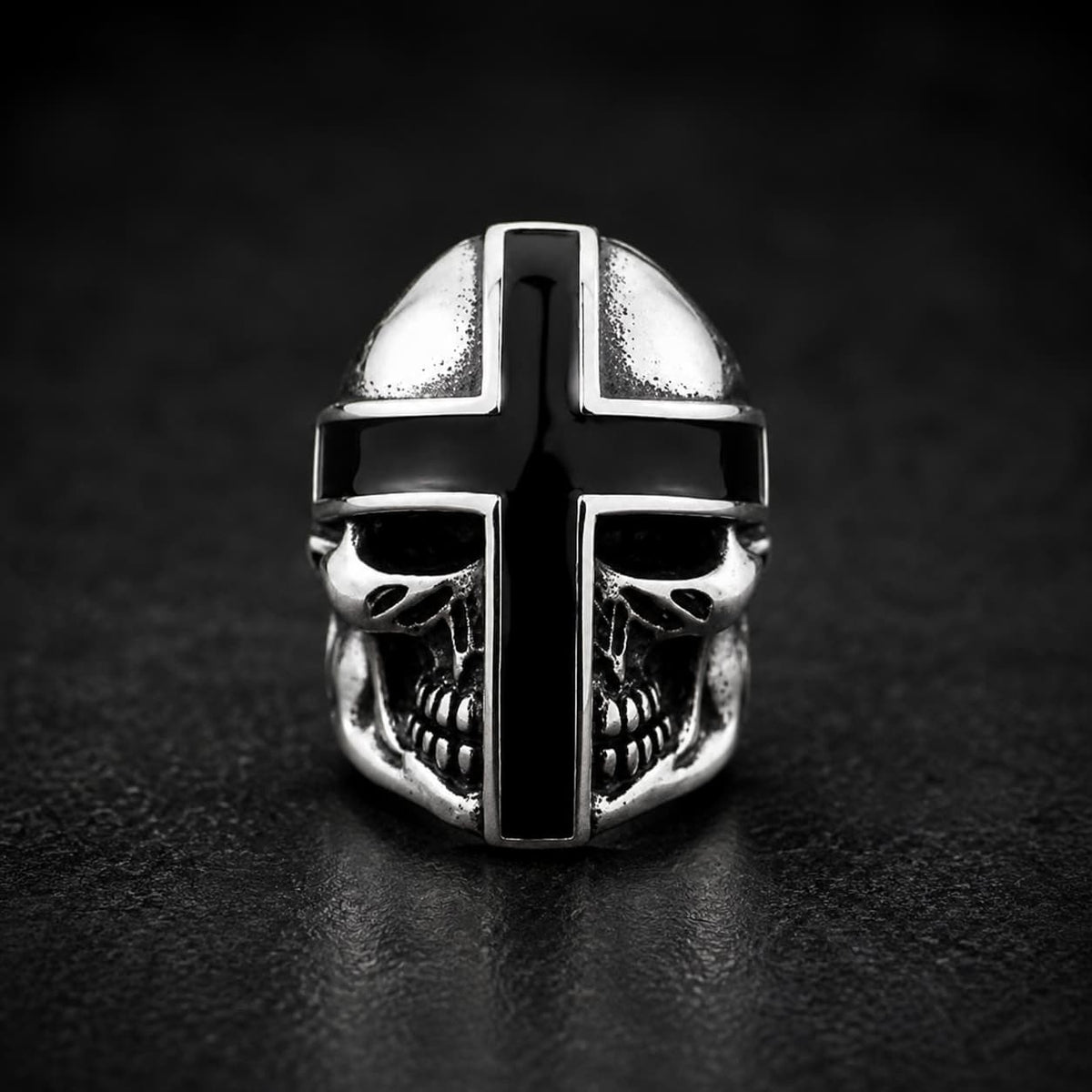 Bague du Guerrier du Jugement en acier inoxydable avec tête de mort et croix noire