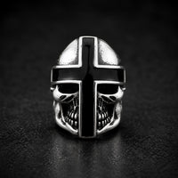 Bague du Guerrier du Jugement en acier inoxydable avec tête de mort et croix noire