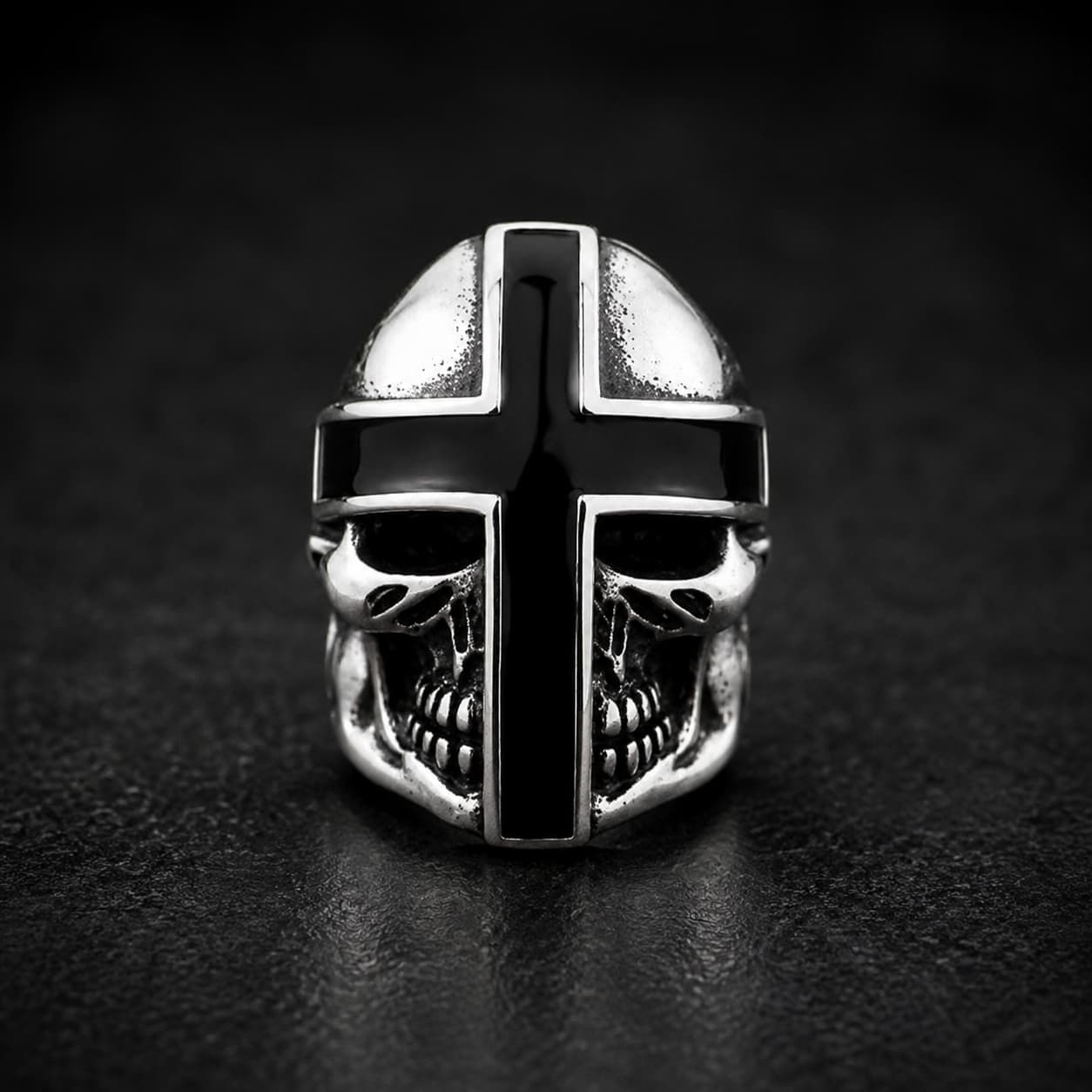 Bague du Guerrier du Jugement en acier inoxydable avec tête de mort et croix noire