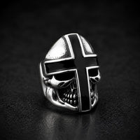 Bague du Guerrier du Jugement en acier inoxydable vue de côté avec tête de mort et croix noire