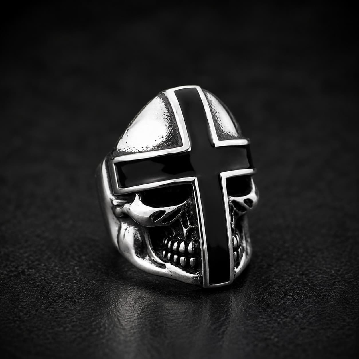 Bague du Guerrier du Jugement en acier inoxydable vue de côté avec tête de mort et croix noire