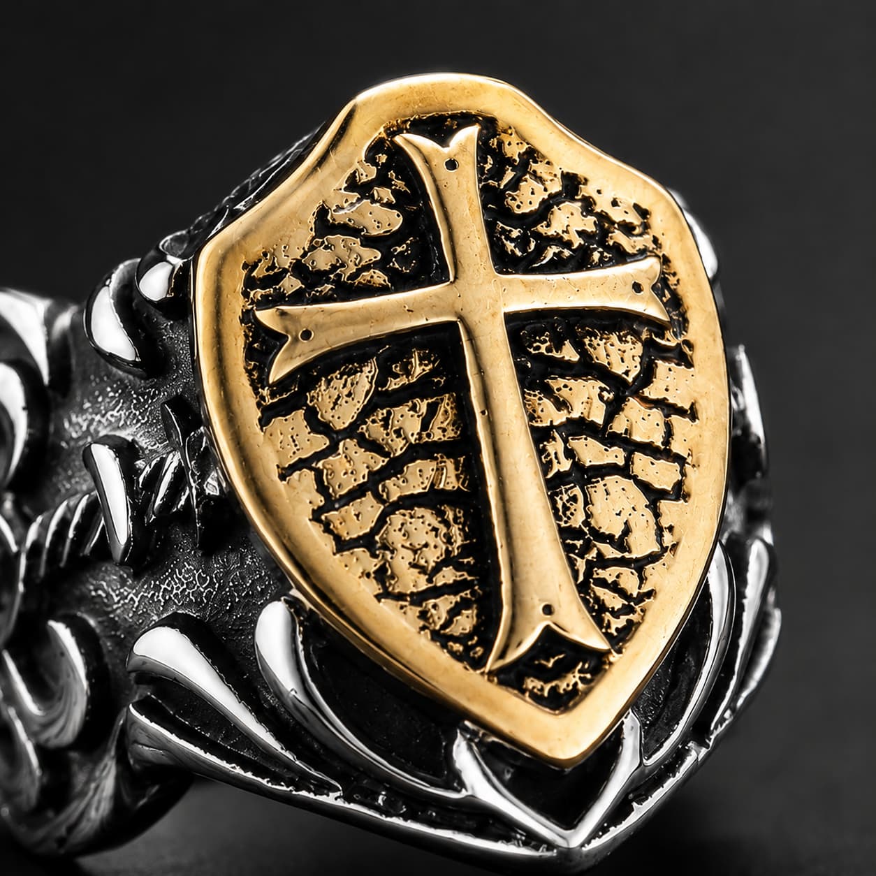 Gros plan de la Bague du Guerrier du Temple en acier inoxydable avec croix dorée