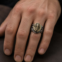 Bague du Guerrier du Temple en acier inoxydable portée à la main avec croix templière